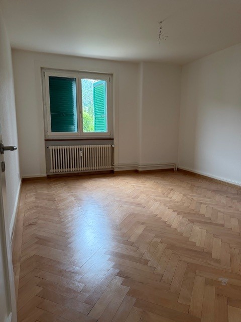 Charmante 4-Zimmer-Altbauwohnung mit Balkon und Seeblick in Biel 2