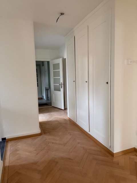 Charmante 4-Zimmer-Altbauwohnung mit Balkon und Seeblick in Biel 3