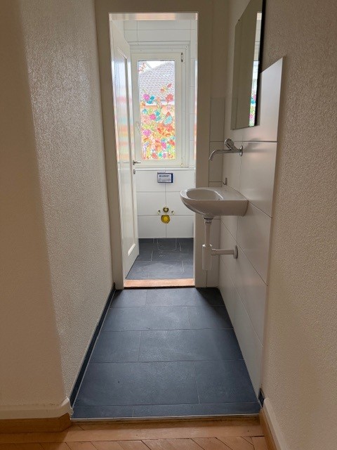 Charmante 4-Zimmer-Altbauwohnung mit Balkon und Seeblick in Biel 4