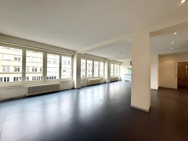 Grosse renovierte 2-Zwg im Zentrum an der Bahnhofstrasse in Biel 3