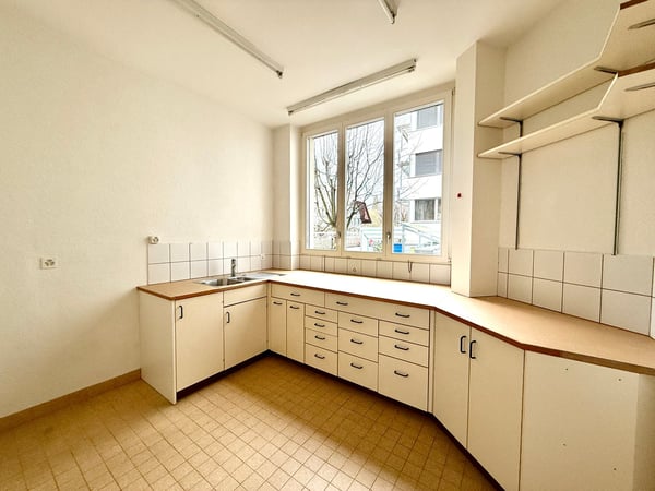 Stilvolle Gewerbefläche in Biel-Mett – ideal für Beauty, Praxis oder Büro 9
