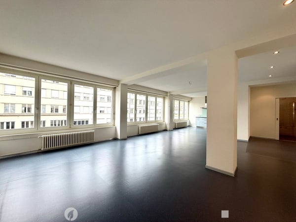Grosse renovierte 2-Zwg im Zentrum an der Bahnhofstrasse in Biel 3