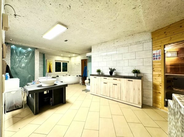 Grosses freistehendes 7.5-Zimmer-Bauernhaus für Pferdeliebhaber oder Kleintierhalter! Pferdeboxen, Remise, Wald und Wiesen .... 25