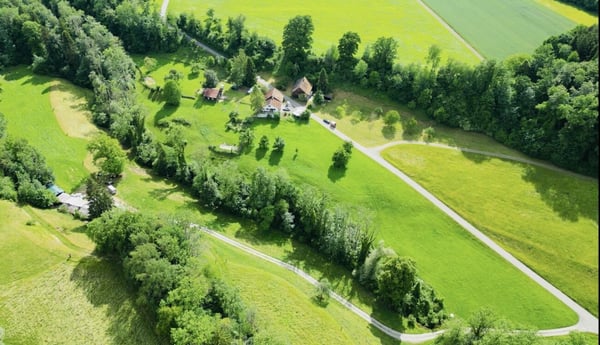 Grosses freistehendes 7.5-Zimmer-Bauernhaus für Pferdeliebhaber oder Kleintierhalter! Pferdeboxen, Remise, Wald und Wiesen .... 48