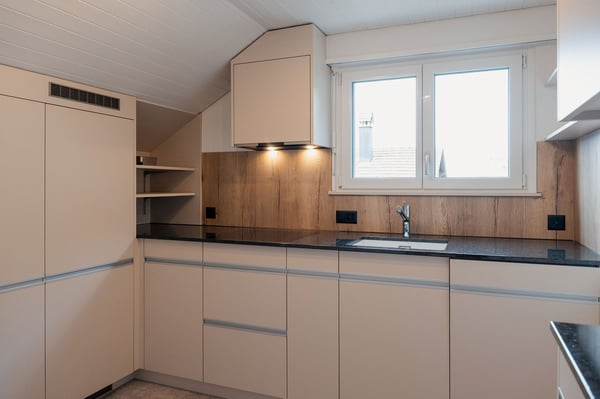 Charmante 4-Zimmer-Dachwohnung mit traumhaftem See- und Bergblick in Oberhofen am Thunersee 7