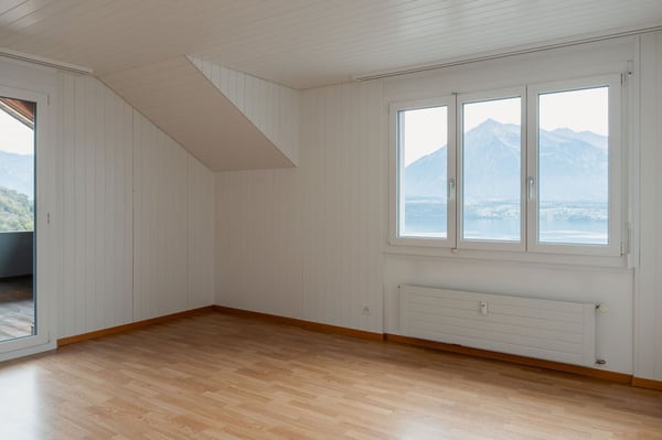 Charmante 4-Zimmer-Dachwohnung mit traumhaftem See- und Bergblick in Oberhofen am Thunersee 11