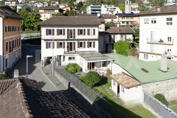 Elegante casa unifamiliare con giardino in posizione comoda 1