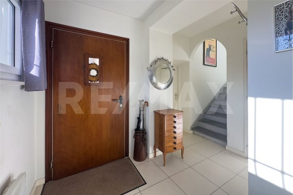 Elegante casa unifamiliare con giardino in posizione comoda 3