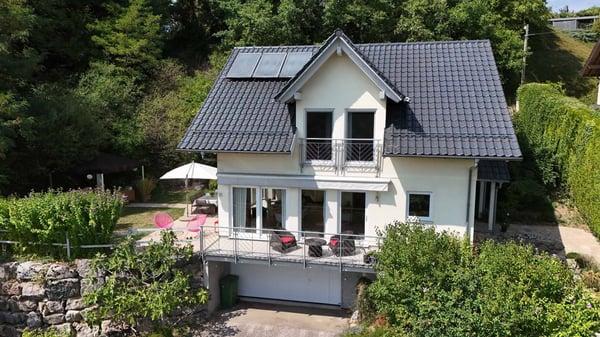 Maison individuelle en bois dans un écrin de verdure