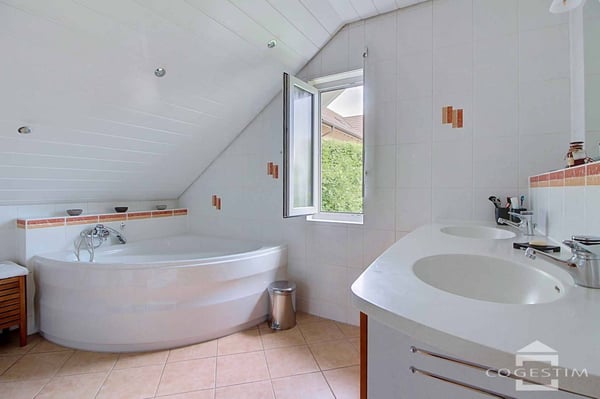 Maison individuelle en bois dans un écrin de verdure 13