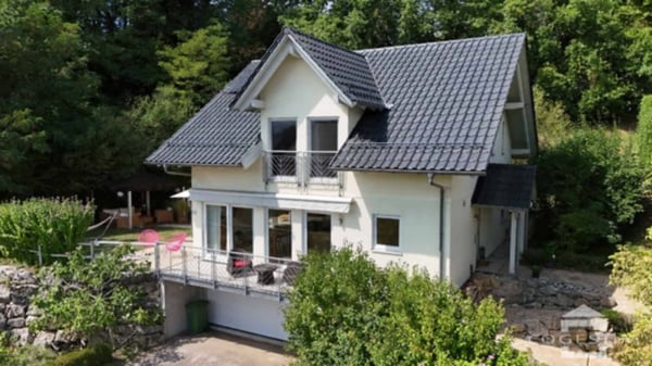 Maison individuelle en bois dans un écrin de verdure