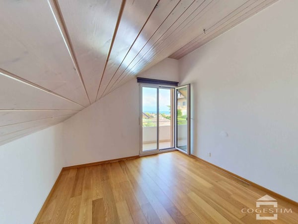 Disponible de suite Bel appartement de 4.5 pièces au cur de La Côte 12