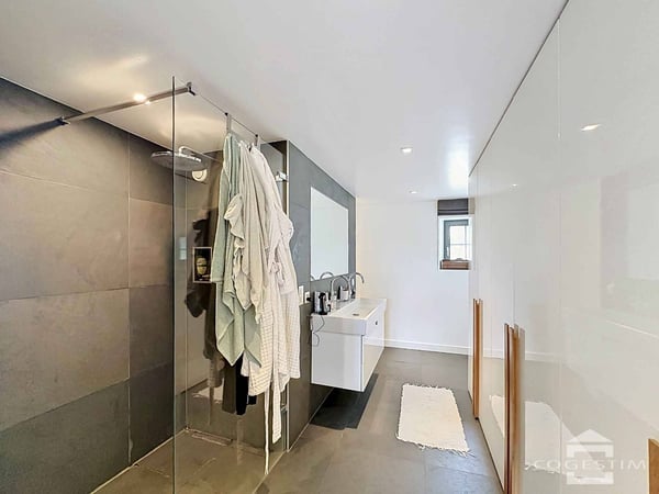 Maison de village mitoyenne de 6.5 pièces entièrement rénovée 8