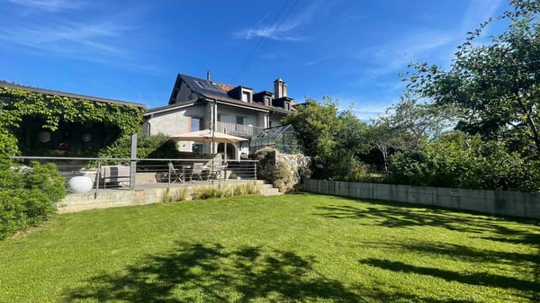 Maison de village mitoyenne de 6.5 pièces entièrement rénovée 1