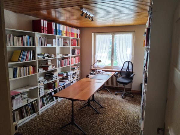 2.5-Zimmer Wohnhaus mit Restaurant und Baulandreserve 10