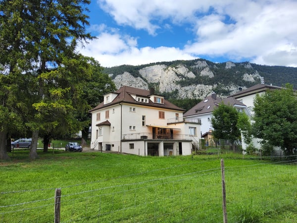 2.5-Zimmer Wohnhaus mit Restaurant und Baulandreserve 2