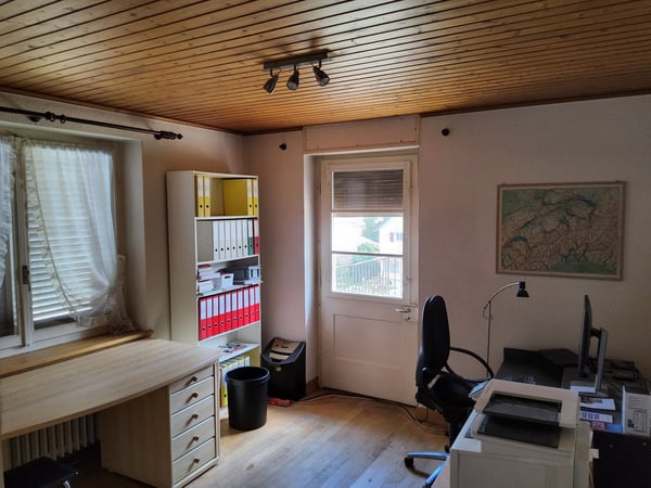 2.5-Zimmer Wohnhaus mit Restaurant und Baulandreserve 12