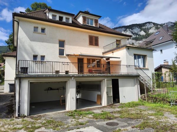 2.5-Zimmer Wohnhaus mit Restaurant und Baulandreserve 3