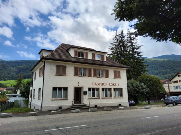 2.5-Zimmer Wohnhaus mit Restaurant und Baulandreserve 1