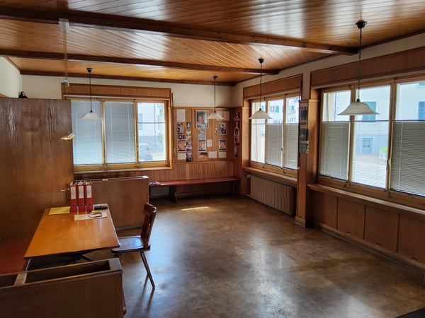 2.5-Zimmer Wohnhaus mit Restaurant und Baulandreserve 15