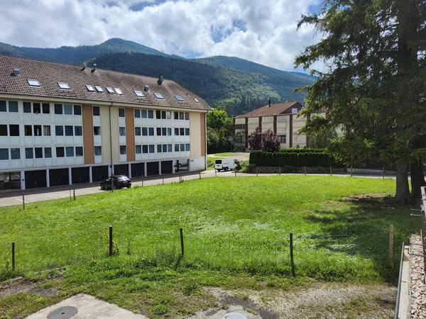 2.5-Zimmer Wohnhaus mit Restaurant und Baulandreserve 21