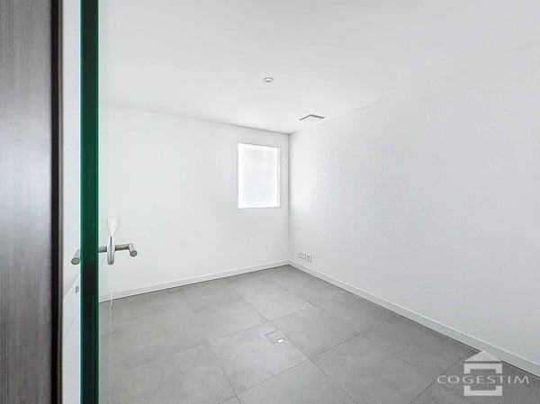 Bureaux spacieux avec 12 places de parc 6