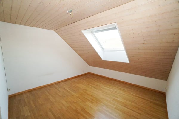 Charmante Dachwohnung im ruhigen Quartier 8