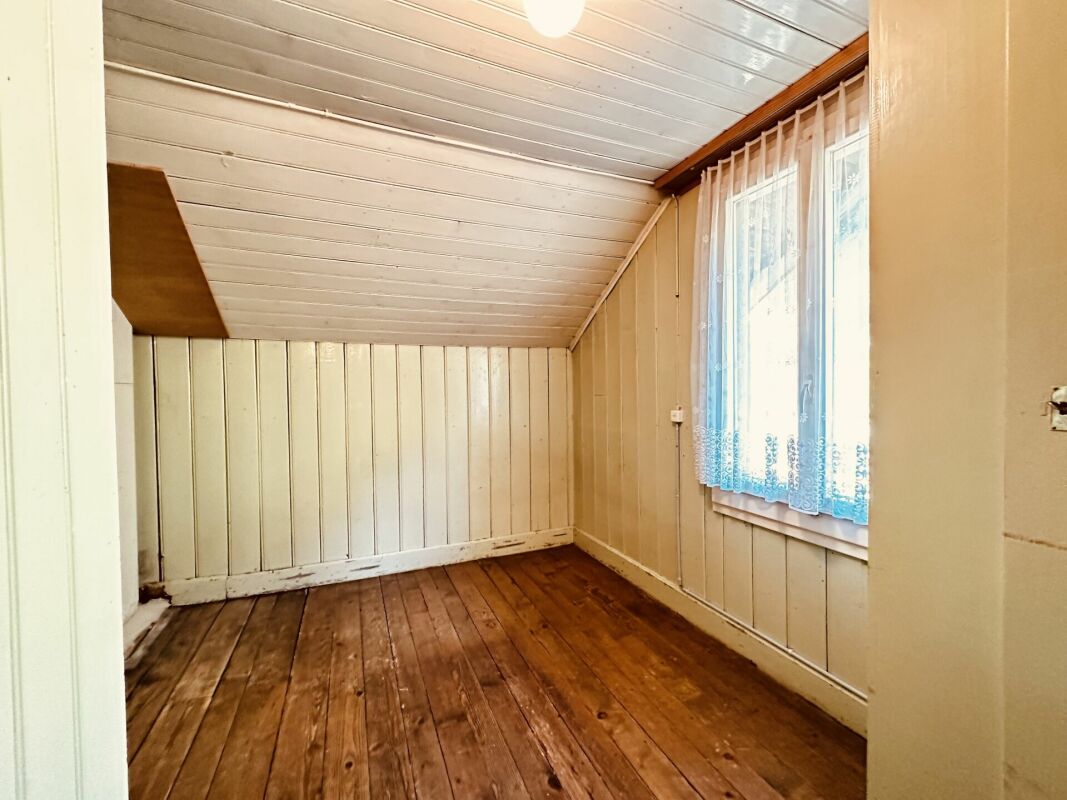 5-Zimmer-Einfamilienhaus, renovationsbedürftig, mit Potenzial und Baulandreserve
