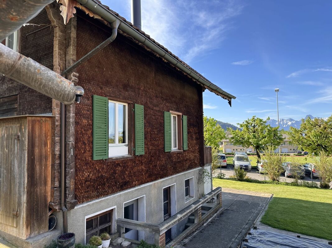 5-Zimmer-Einfamilienhaus, renovationsbedürftig, mit Potenzial und Baulandreserve
