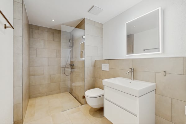 Moderne 2.5-Zimmer-Wohnung mit Mietgarten und Holzterrasse in Zürich-Schwamen 9