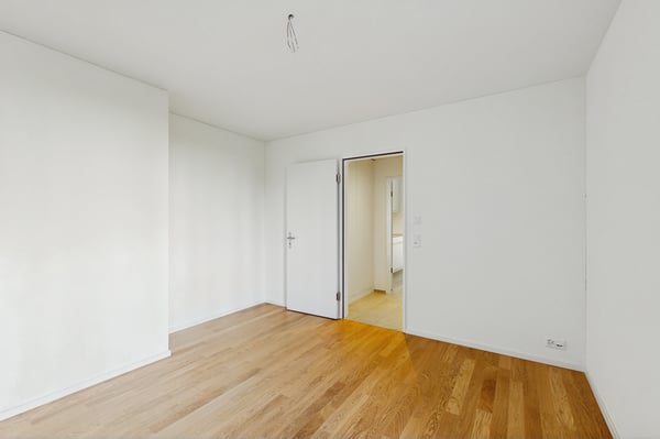 Moderne 2.5-Zimmer-Wohnung mit Mietgarten und Holzterrasse in Zürich-Schwamen 8