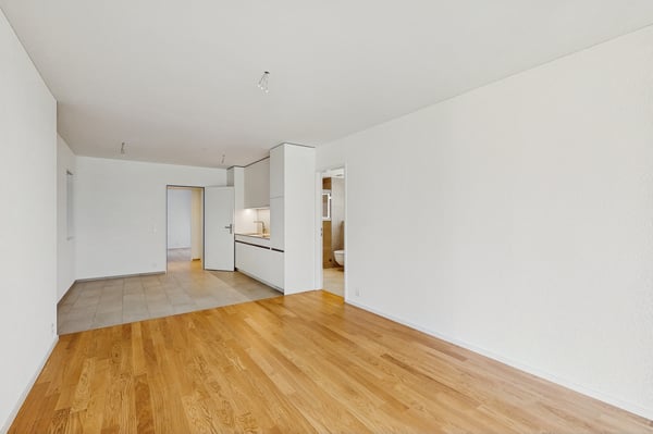 Moderne 2.5-Zimmer-Wohnung mit Mietgarten und Holzterrasse in Zürich-Schwamen 4