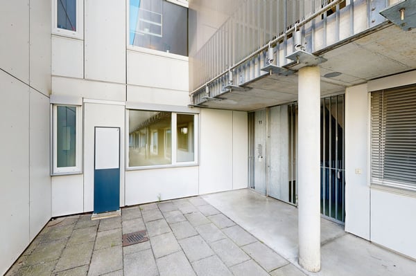 Moderne 2.5-Zimmer-Wohnung mit Mietgarten und Holzterrasse in Zürich-Schwamen 2