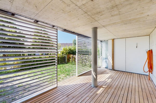 Moderne 2.5-Zimmer-Wohnung mit Mietgarten und Holzterrasse in Zürich-Schwamen 10