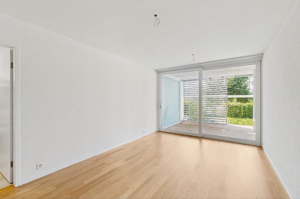 Moderne 2.5-Zimmer-Wohnung mit Mietgarten und Holzterrasse in Zürich-Schwamen 3