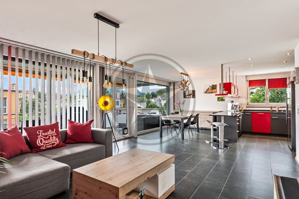 Charmant appartement traversant de 4,5 pièces avec grand balcon 1