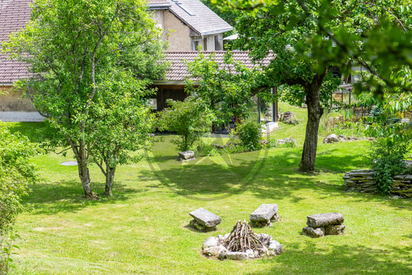 Ferme mitoyenne rénovée avec logements, grange et terrain à bâtir 12
