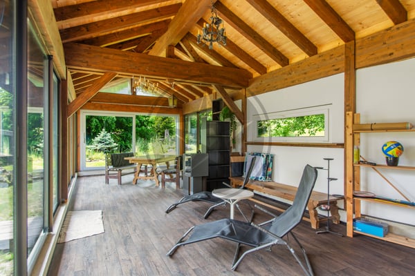 Ferme mitoyenne rénovée avec logements, grange et terrain à bâtir 8