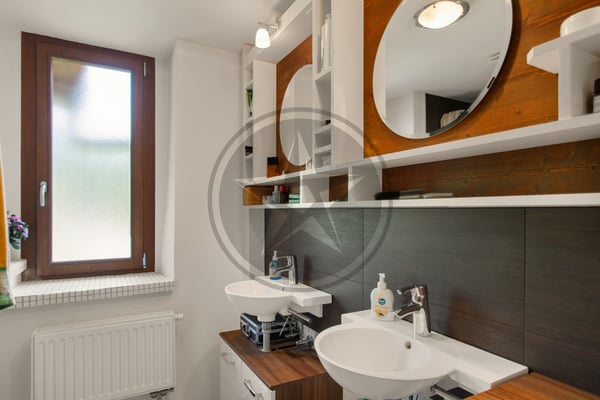 Ferme mitoyenne rénovée avec logements, grange et terrain à bâtir 5