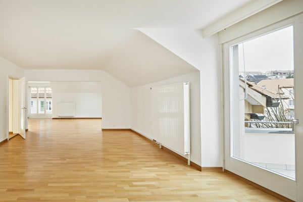 5 1/2-Dachwohnung mit schöner Aussicht und Cheminée