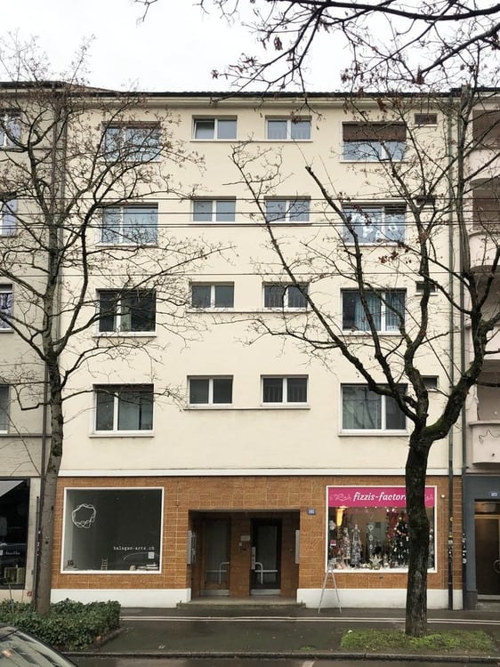 Charmante Gewerbefläche mit grossem Schaufenster im Gotthelfquartier 12