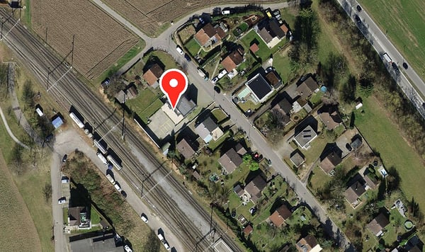 Freistehende Gewerbeliegenschaft mit Einstellhalle und Aussenparkplätzen 2