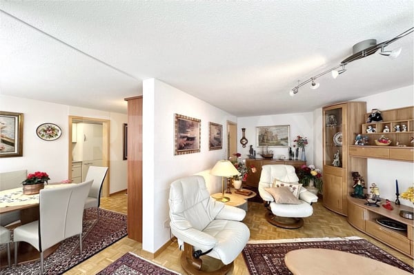 Über den Dächern zuhause - geräumige 2½-Zimmer-Wohnung mit Balkon und Bergsicht 1