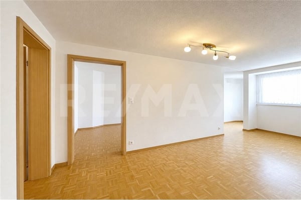 Geräumige 2½-Zimmer-Wohnung mit Balkon und Bergsicht - ideal zum Wohnen oder Vermieten 3