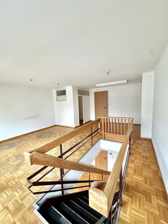 Belle surface commerciale en duplex à louer ! 2