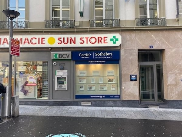 Vitrine publicitaire au centre-ville de Lausanne 4