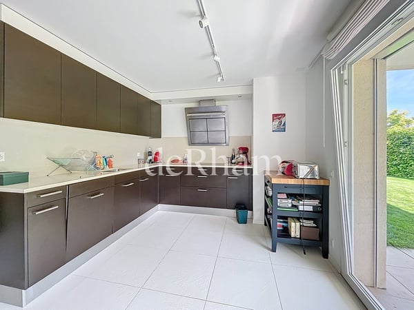 Spacieux appartement de 5.5 pièces avec terrasse et jardin privatif 2