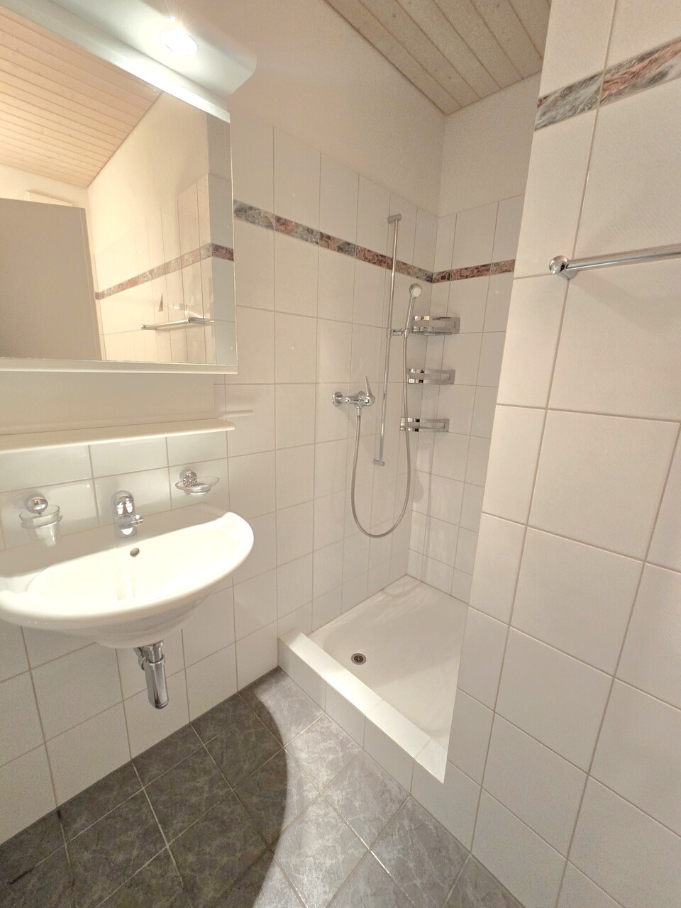 Immobilie in Nürensdorf - Charmante Dachwohnung (3.5 Zimmer) mit lichtdurchfluteter Loggia - Bild 5