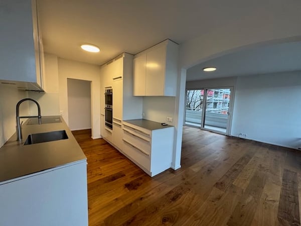 Moderne 1.5-Zimmer-Wohnung mit 3 Balkonen und zwei Einstellhallenplätzen 3