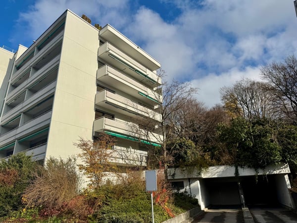 Moderne 1.5-Zimmer-Wohnung mit 3 Balkonen und zwei Einstellhallenplätzen 1